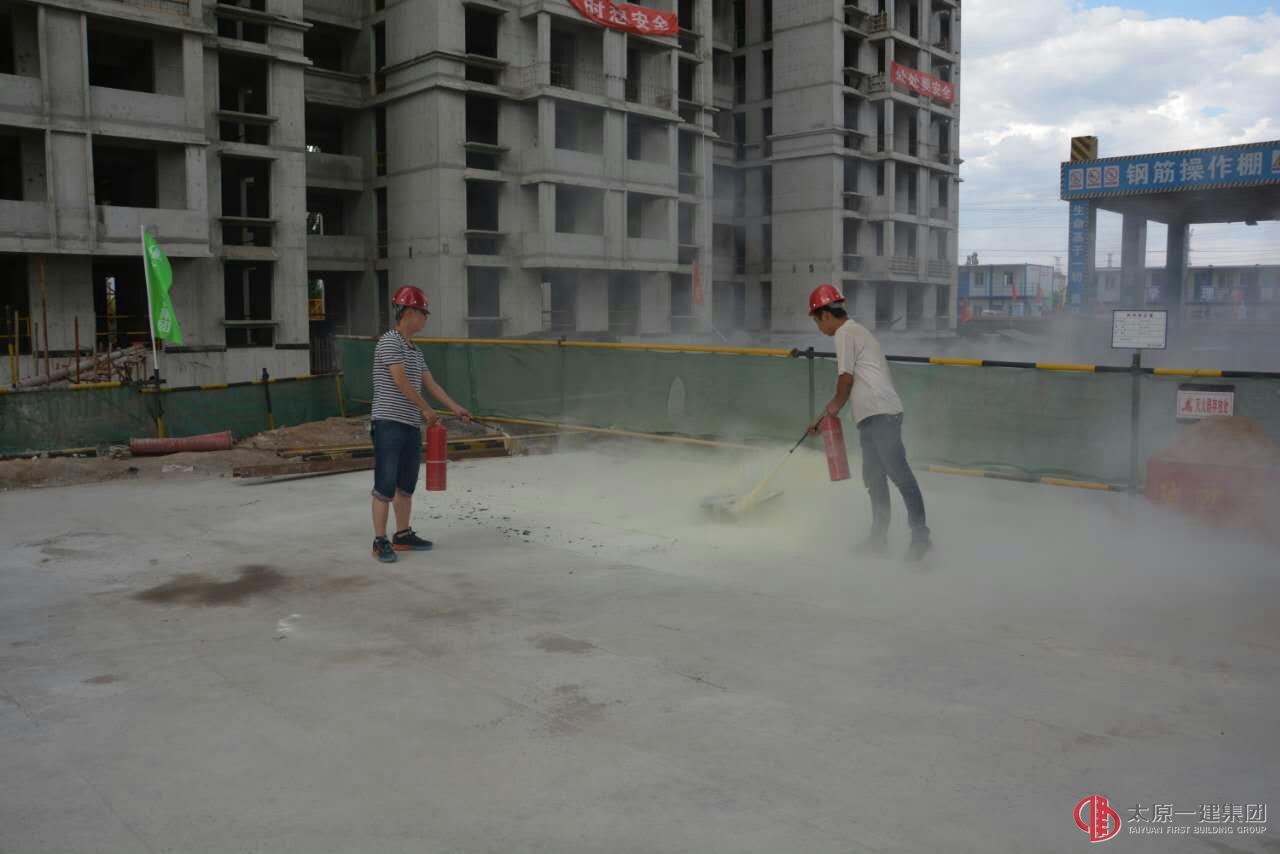 六分公司安全月期间在晋中城区公共租赁住房三标段项目部进行防高空坠落及消防应急演练