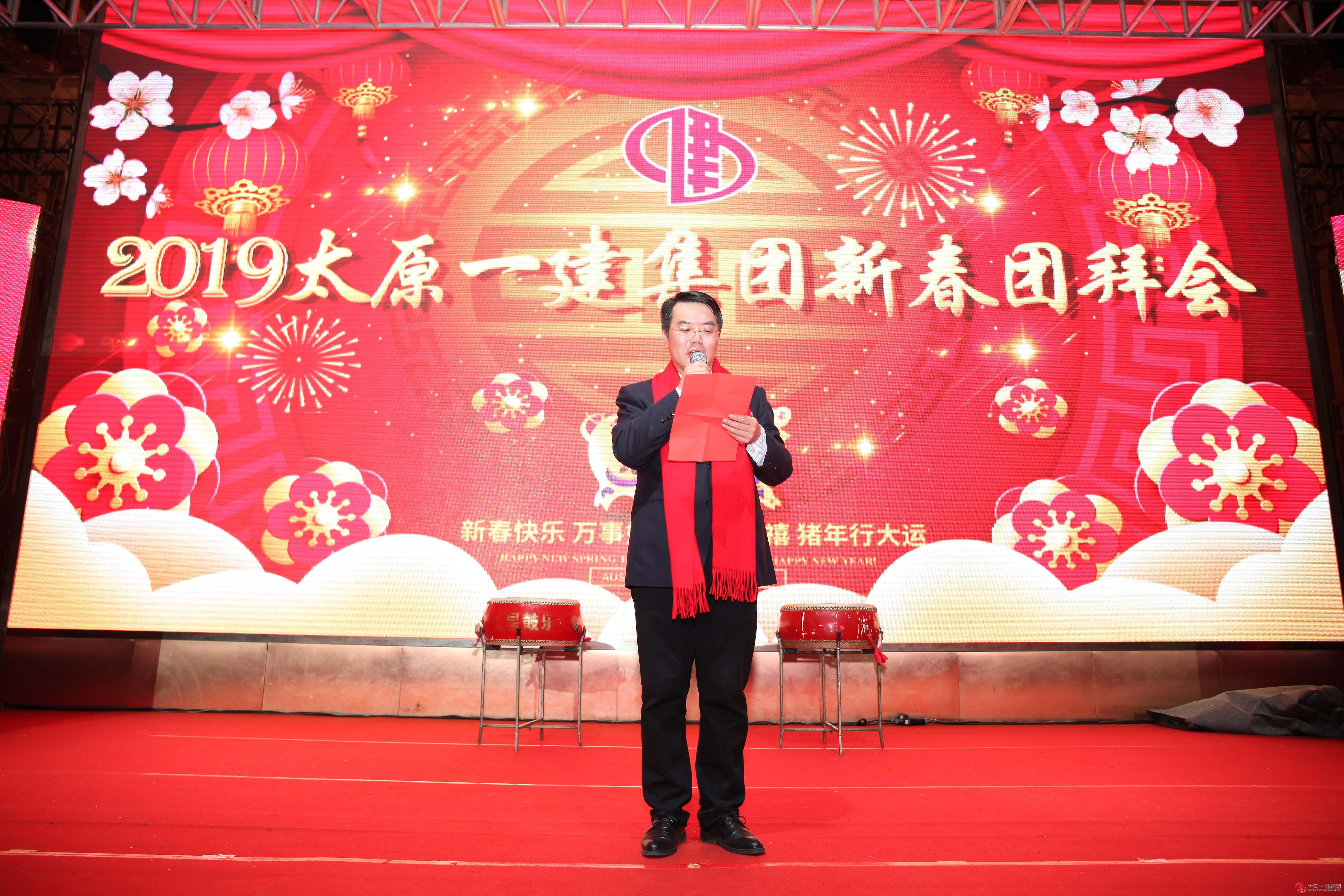 家人大团聚 歌舞闹新春