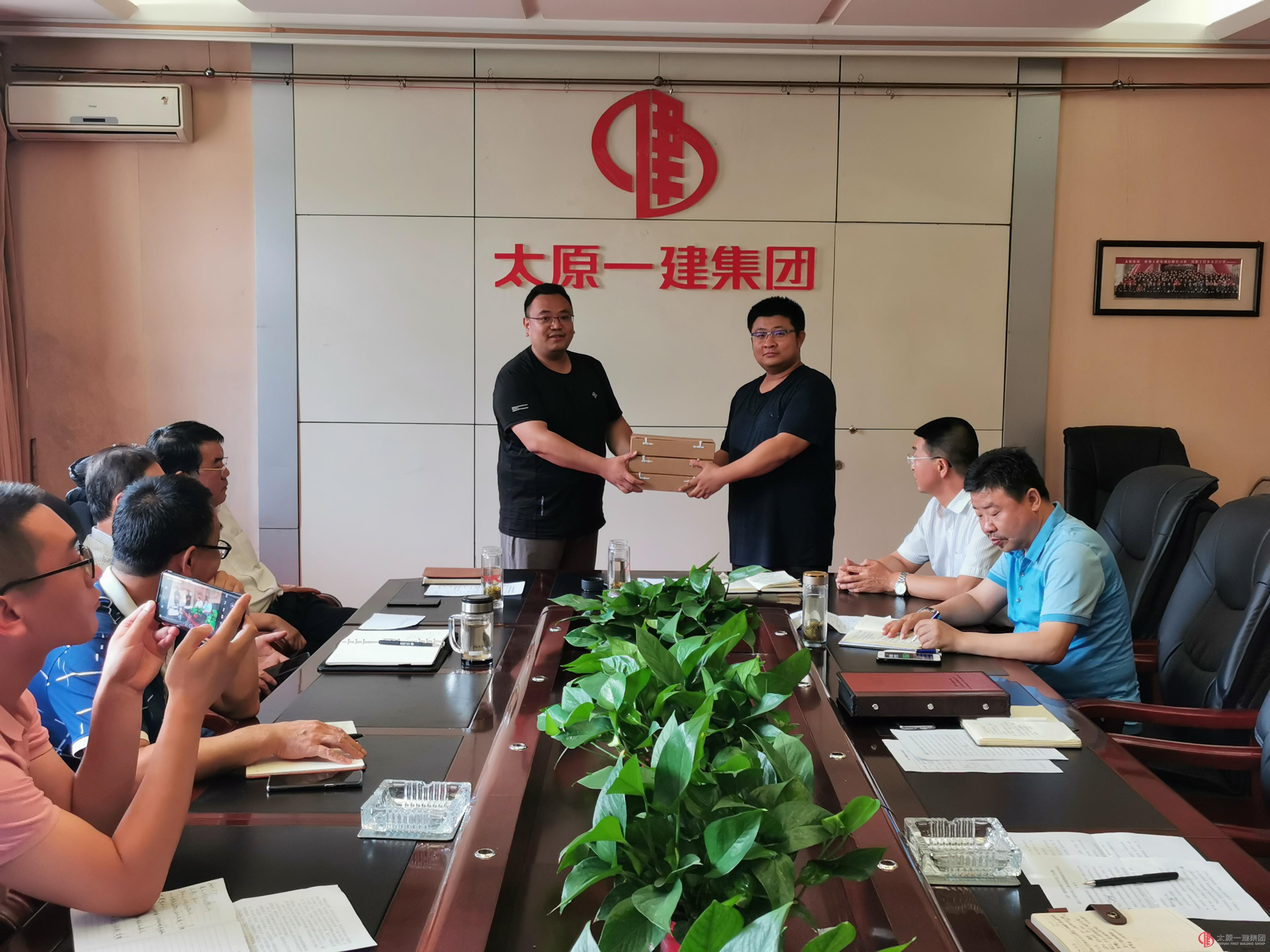 集团公司举行建企70周年改制10周年庆典档案移交仪式